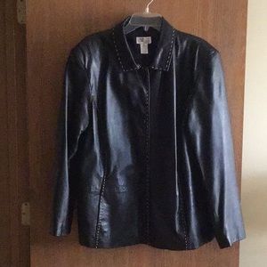 LADIES LEATHER JACKET. SIZE 3X BUTTON FRONT WHITE STITCHING 2 POCKETS.